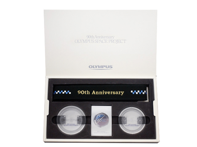 <b>レンズキャップとストラップのセットを特製ケースに収納する</b>