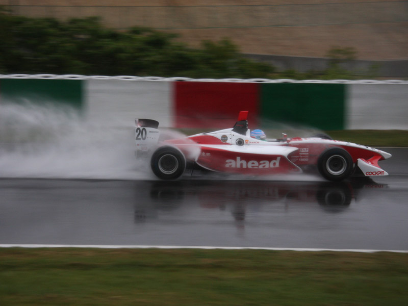 <b>鈴鹿のヘアピン立ち上がり。この豪雨にEOS 40Dは絶えられなかった</b>