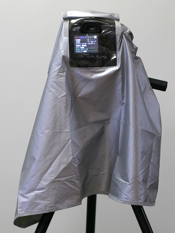 <b>背面。透明窓からモニターなどが確認できる</b>