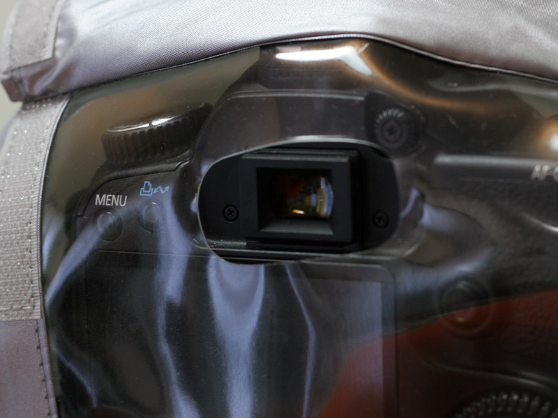 <b>ファインダーのアイカップを外し、透明部分の穴とファインダー部分を合わせる</b>