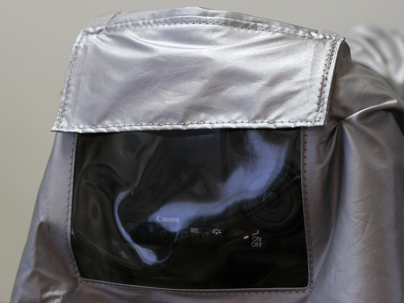 <b>上部のフラップを下げておけば、雨の侵入を防ぐことができる</b>