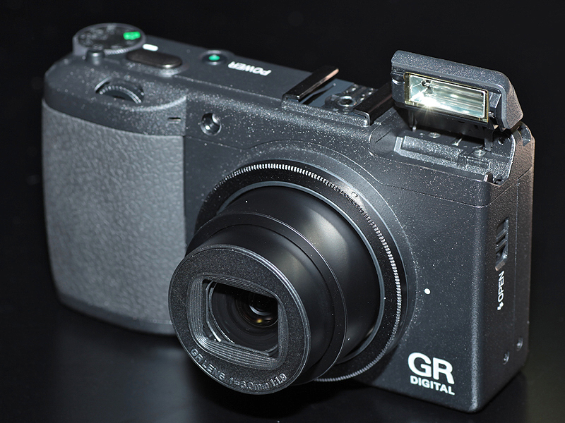 <b>ストロボはポップアップ式</b>