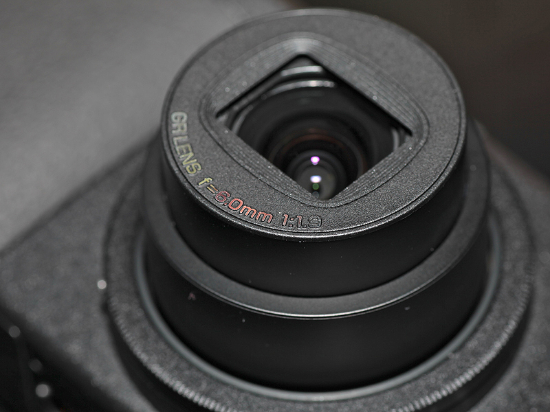 <b>従来より0.5段明るいF1.9のレンズを搭載した</b>