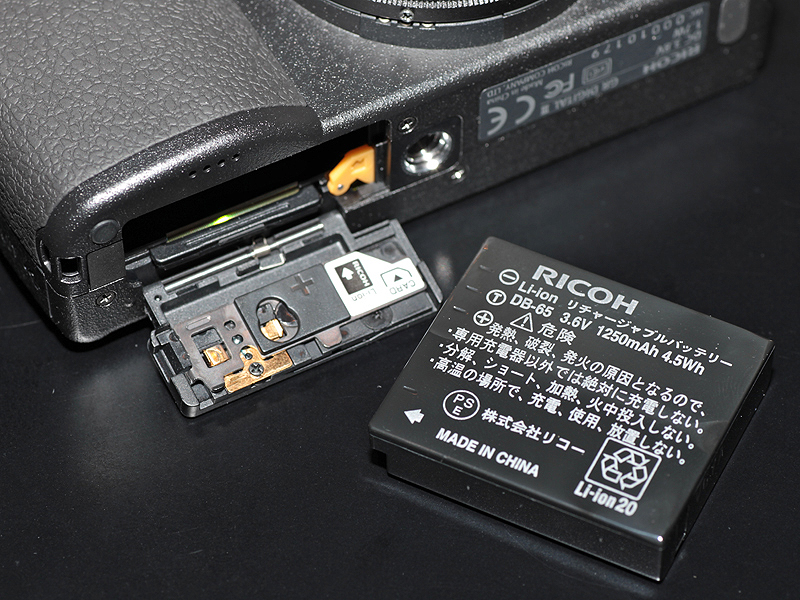 <b>バッテリーは新たに容量を増した「DB-65」を採用することで、3型液晶モニターになっても従来と同じ撮影可能枚数を確保した。なお、従来の「DB-60」も使用可能</b>