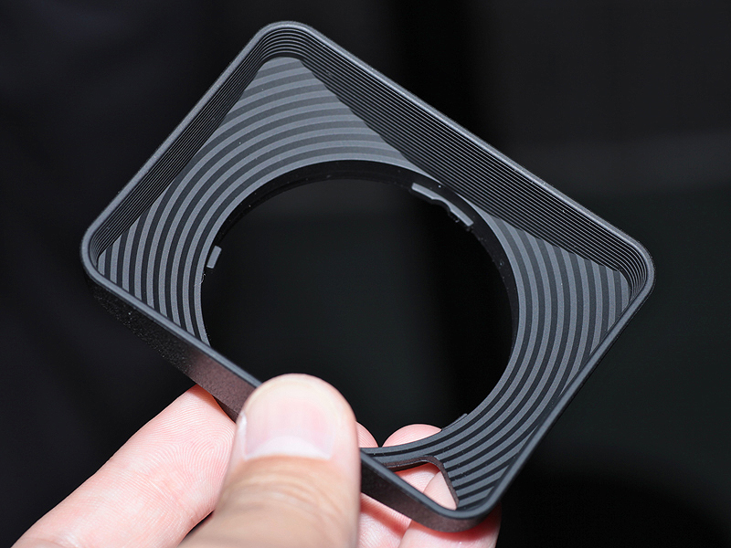 <b>アダプターに同梱の専用フード</b>