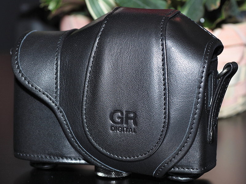 <b>GR DIGITAL IIIと同時発売の速写ケース「GC-4」。ビューファインダー（GV-2）を装着したままカメラを収納できる</b>