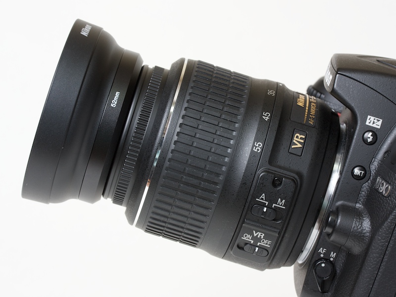 <b>同じく装着前（左）と装着後（右）。意外にマスターレンズと合うシルエットだ。表面処理が異なるのが残念</b>