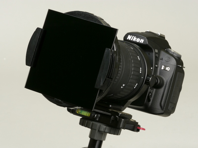 <b>D90、AT-X 840 D、PRO ND10000の組み合わせた機材Bの例。写真は編集部で撮影したもので、実際に使用した雲台とは異なる</b>