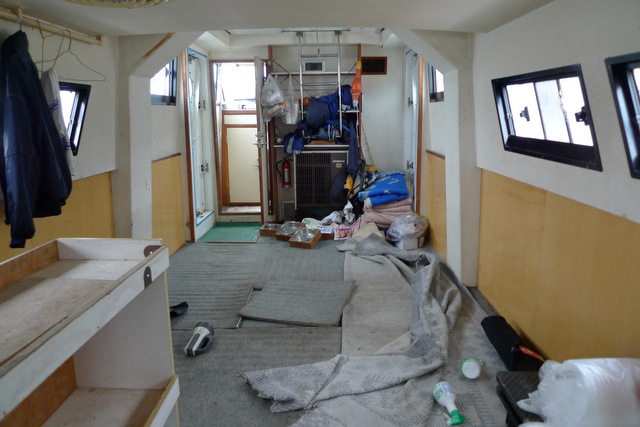 <b>狭い船内に折り重なるように横になった</b>