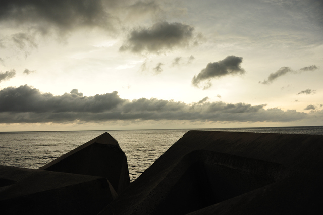 <b>皆既日食時の岸壁</b>