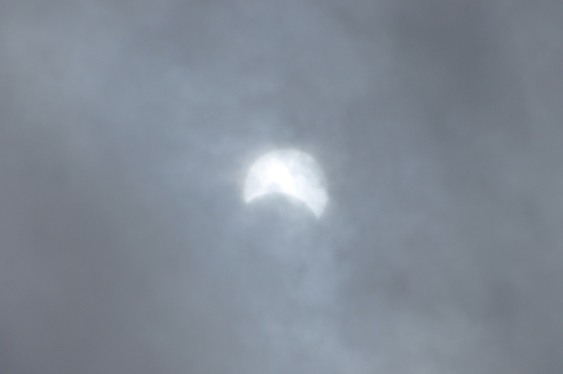 <b>部分日食はかろうじて見えた（PRO 1DプロND4装着）</b>