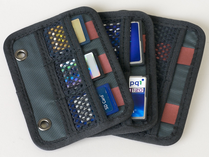 <b>3枚のカードホルダーが付属する</b>