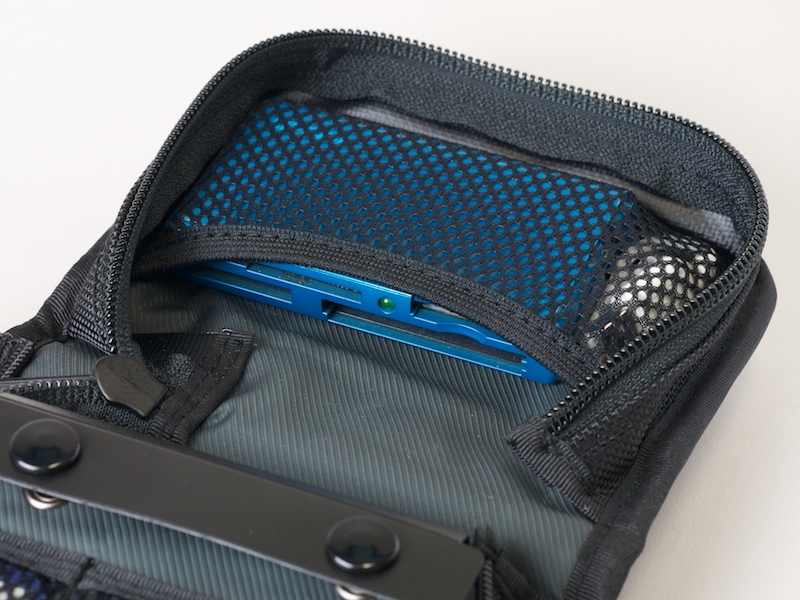 <b>中型のUSBカードリーダーを収納できる</b>