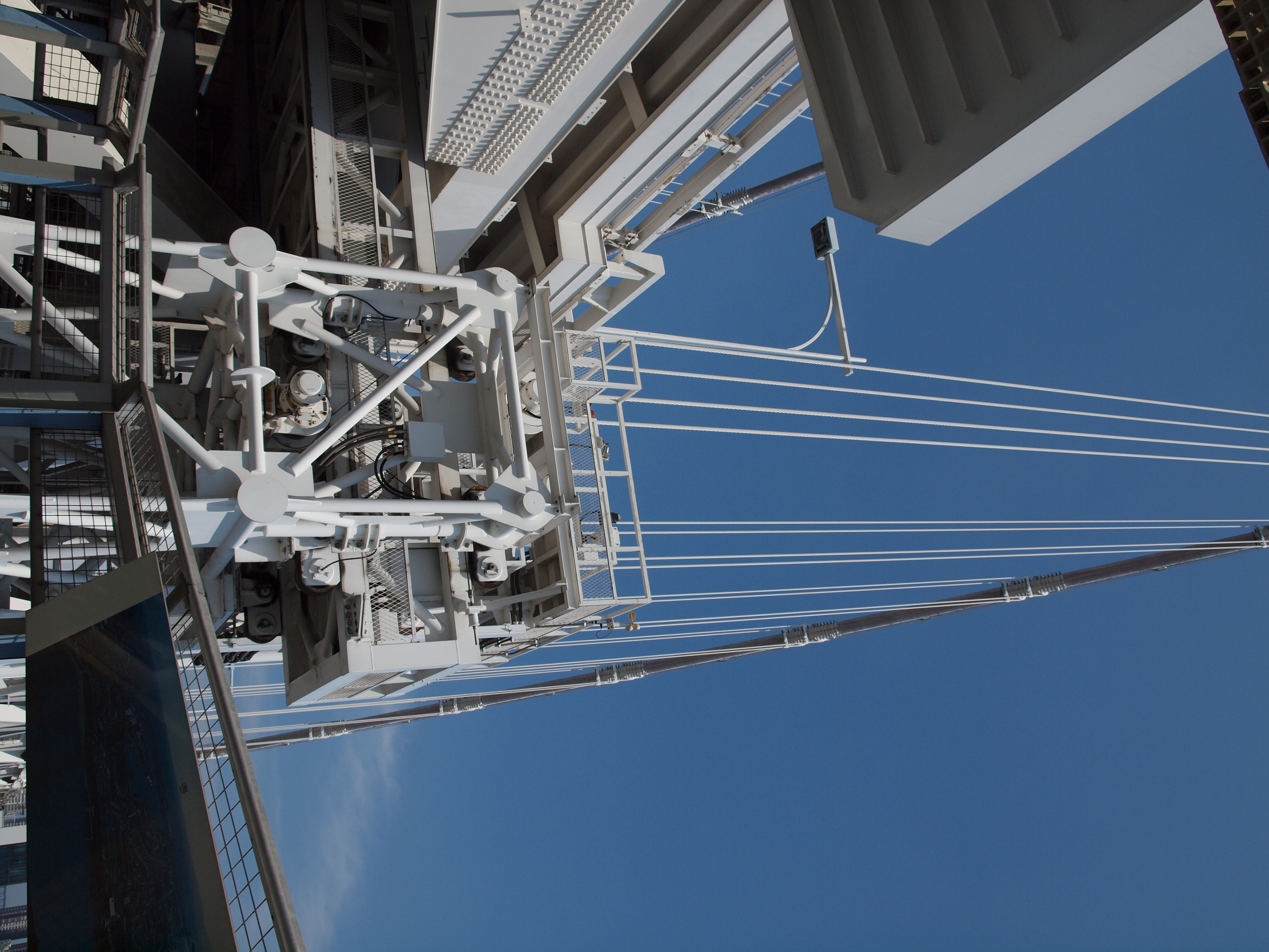 <b>すっきりしたオリンパス日和。日差しも強いが風もあって橋の上はけっこう気持ちいい。ちなみに、頭上に見えるケーブルは直径が80cm近いそうだ<br>4,032×3,024 / ZUIKO DIGITAL ED 14-42mm F3.5-5.6 / 1/1,000秒 / F8 / -0.3EV / ISO200 / WB：晴天 / 14mm</b>