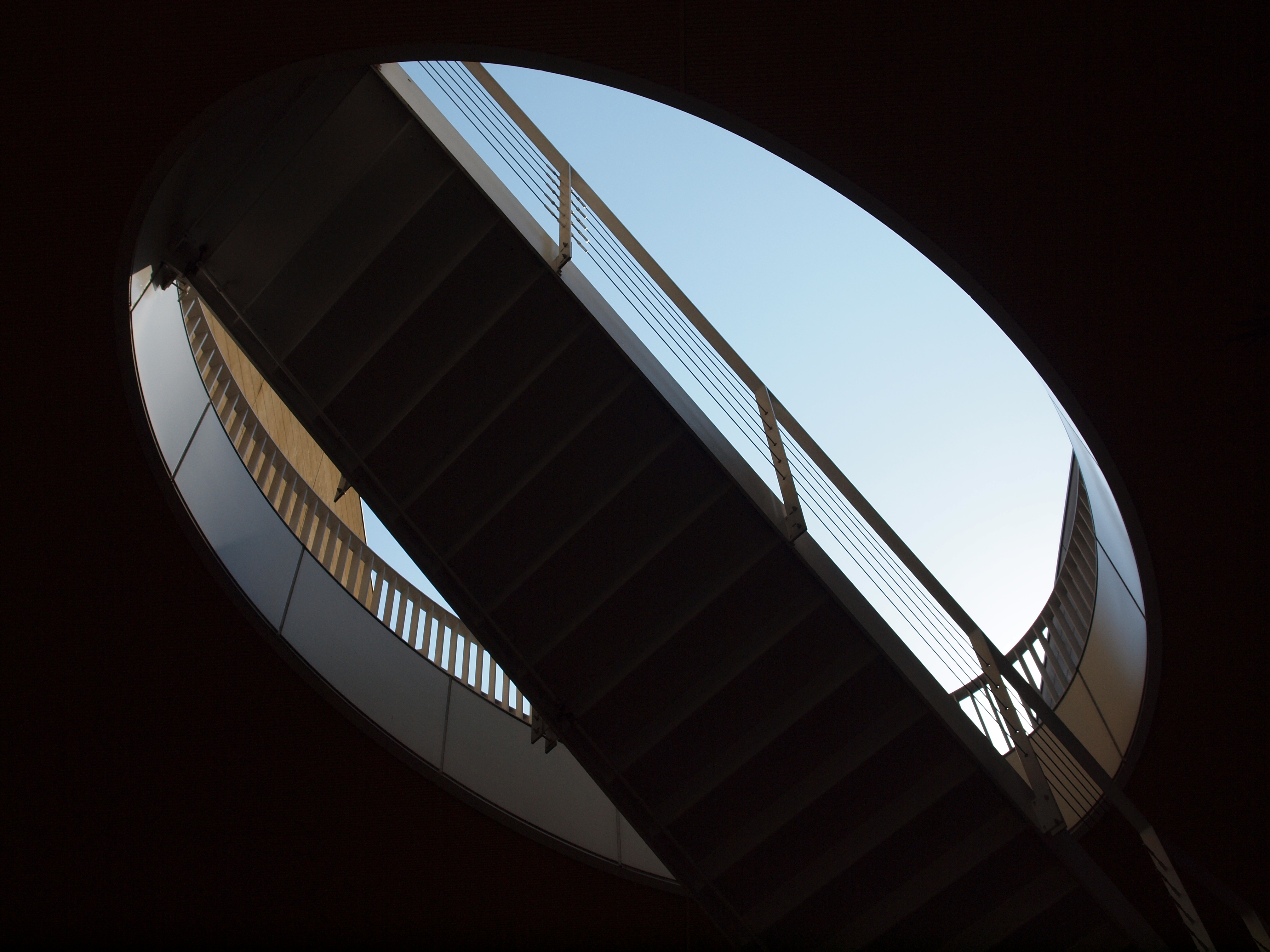 <b>空の青さを残すか、シャドーの階調を残すか、二者択一だったのが、ダイナミックレンジが広がって、両方いかすことができるようになった<br>4,032×3,024 / ZUIKO DIGITAL ED 14-42mm F3.5-5.6 / 1/1,000秒 / F8 / -1.0EV / ISO200 / WB：晴天 / 20mm</b>