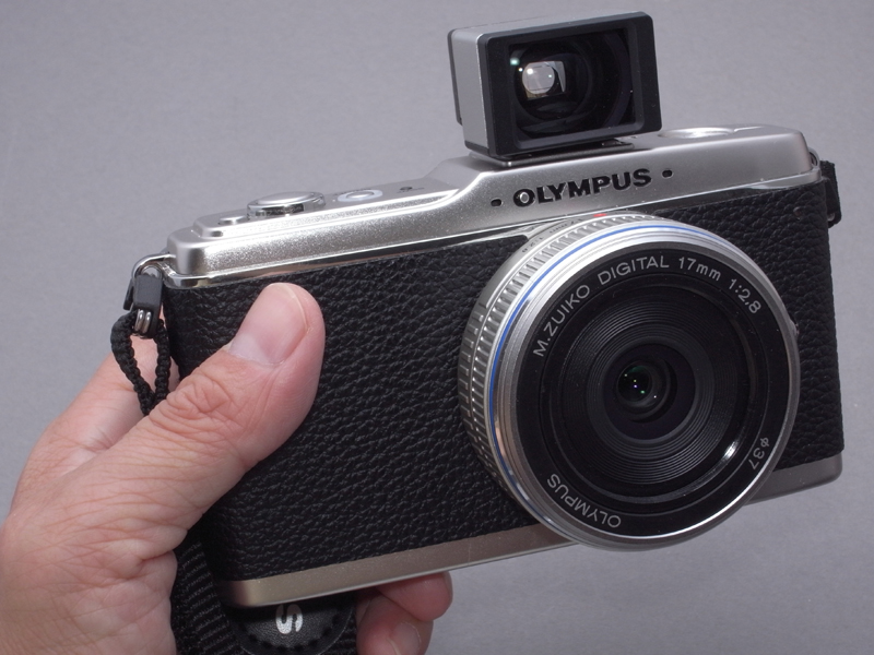 <b>革張りに加え、グリップを取り外す改造を施したE-P1。個人的にはレトロ調というより、“本来のカメラデザイン”に戻したつもり。ボディを握った感触がとにかく“カメラらしい”のである</b>