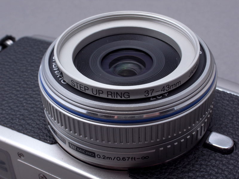 <b>DW-6は取り付けネジ径43mmなので、37mm→43mmのステップアップリングを介して、レンズに装着する</b>