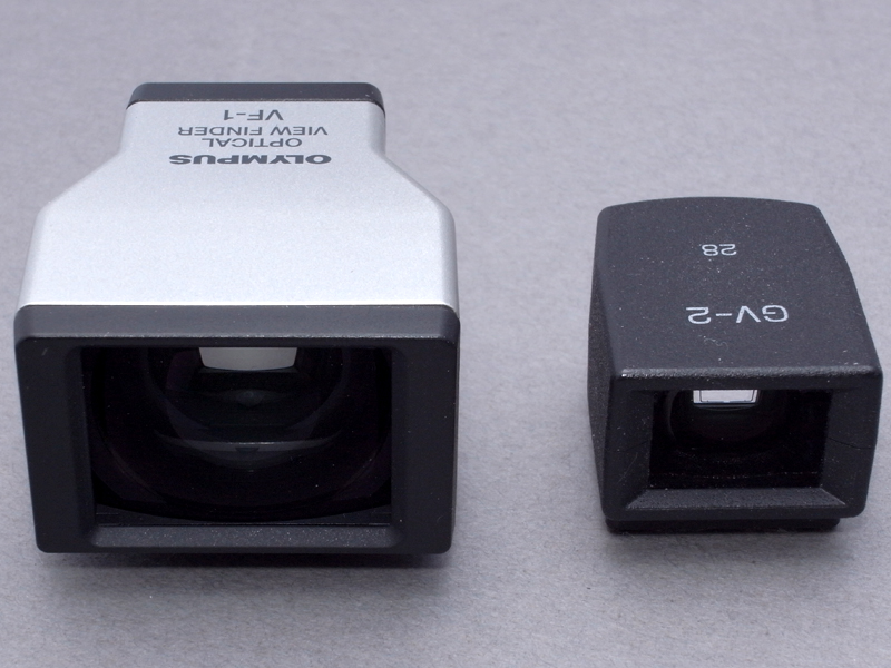 <b>光学ファインダーは、35mm相当の画角に対応したE-P1パンケーキレンズキットに付属の「VF-1」（左）に代えて、28mm相当の画角に対応したGR DIGITAL用「GV-1」を装着することにした。GV-2はVF-1に比べると非常にコンパクトなのも特徴だ。</b>