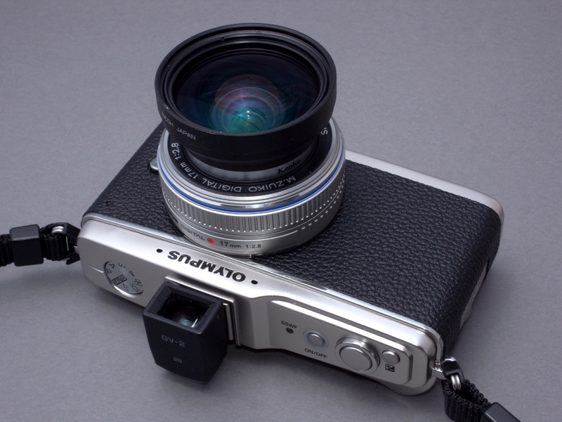 <b>GR DIGITAL用のGW-1はDW-4より少し大型で、ラッパ型の形状をしている。M.ZUIKO DIGITAL 17㎜ F2.8に装着すると、初期のレトロフォーカスレンズのような外観がなかなかカッコイイ</b>