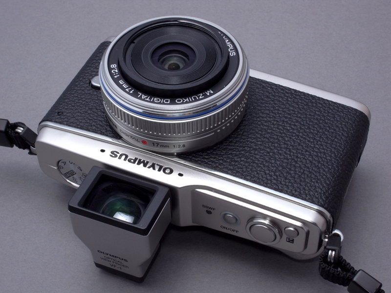 <b>E-P1パンケーキレンズキット本来の姿。とは言え、E-P1自体が改造してあるのだが（笑）。M.ZUIKO DIGITAL 17㎜ F2.8は、電源ONでレンズが4mmほど突出する。収納時に少しでも薄型を実現しようとする、こだわりの沈胴式レンズなのだ。</b>