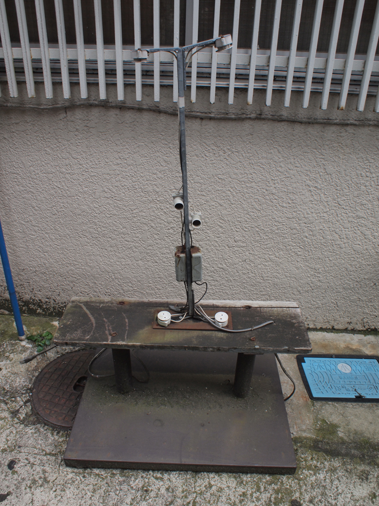 <b>このまま“作品”として展示されてもおかしくないようなオブジェ。繊細な作りの上部分と、どっしりとした土台のアンバランス感も良い</b>