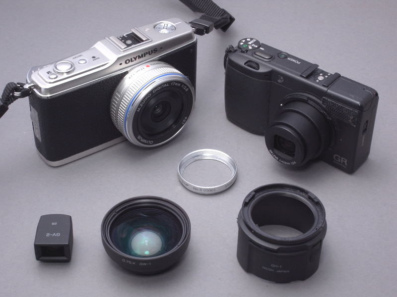 <b>ワイコンやファインダーが共有できる、E-P1パンケーキレンズキットとGR DIGITAL IIのシステムを並べてみた。ともに拡張性が高いので、このような“遊び”が楽しめるのだ</b>