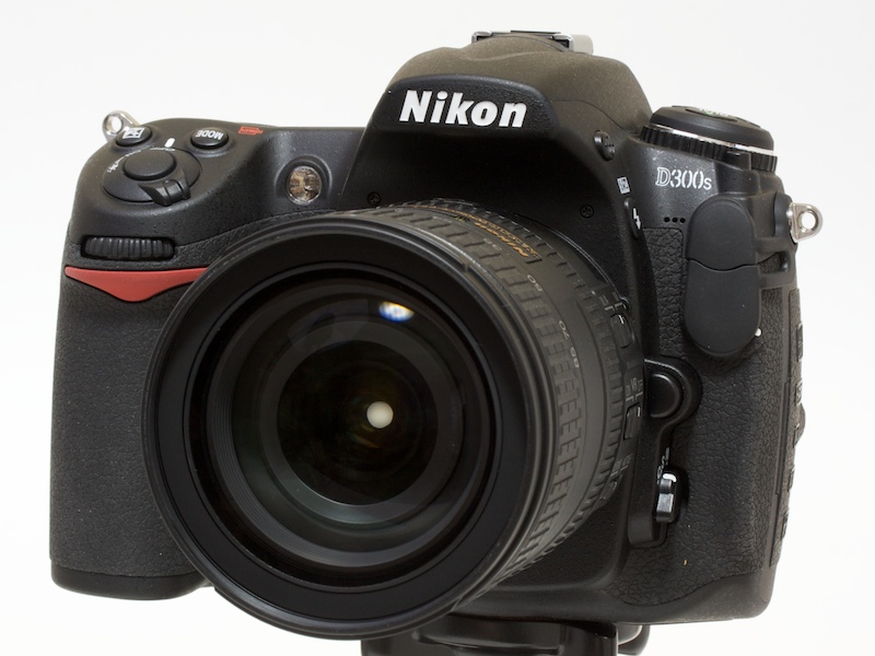 <b>AF-S DX NIKKOR 16-85mm F3.5-5.6 G ED VRを装着したD300S</b>