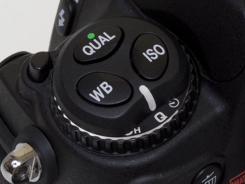 <b>レリーズモードダイヤルから「LV」がなくなり、代わりに静音モードを表す「Q」が加わった</b>