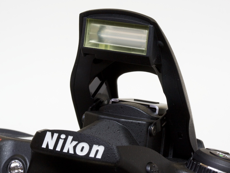 <b>内蔵ストロボの照射角が18mmから16mmへと広くなった</b>