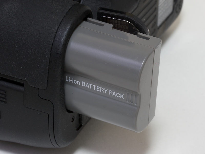 <b>バッテリーは引き続きEN-EL3e</b>