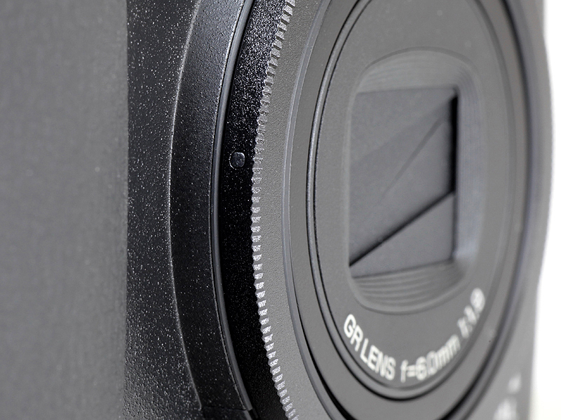 <b>レンズの大口径化に伴って、収納時の鏡胴がやや高くなった</b>