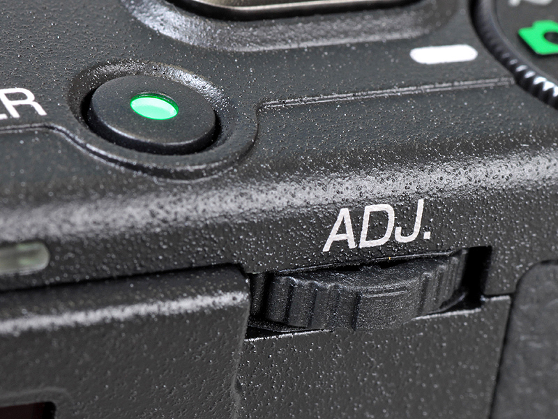 <b>同社伝統の「ADJ.」レバーも継承。パラメーターの変更が素早く行なえる</b>