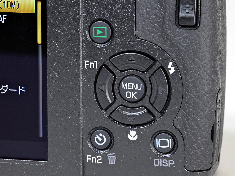 <b>背面のボタンは、液晶モニターの3型化で、やや位置が変った</b>