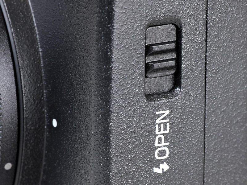 <b>側面にストロボポップアップスイッチを備える</b>