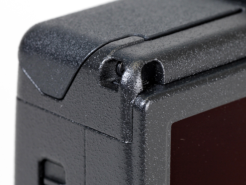 <b>ストラップ穴。シャッターボタン側の穴または、下部の穴と併せて2点吊りができる</b>