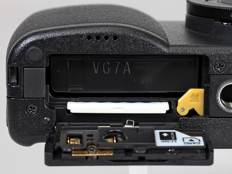 <b>バッテリーおよびメモリーカードスロット</b>