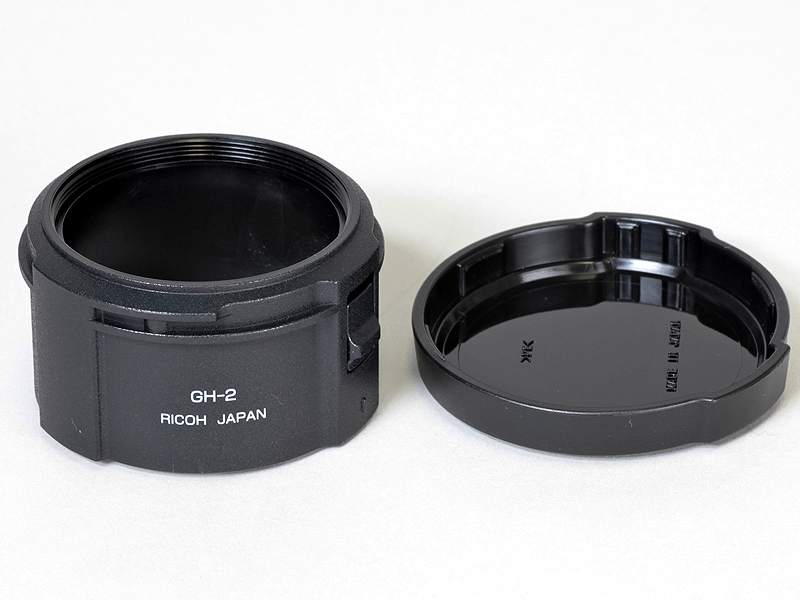 <b>アダプター（左）とアダプターのキャップ（右）</b>