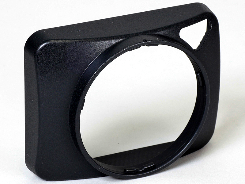 <b>AF補助光用の穴を備える</b>