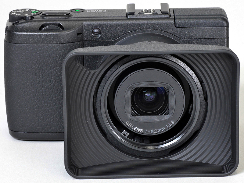 <b>アダプターを介してフードを取付けたところ</b>