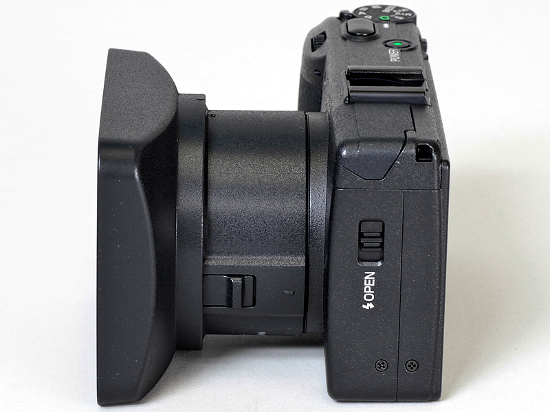 <b>アダプターを介してフードを取付けたところ</b>