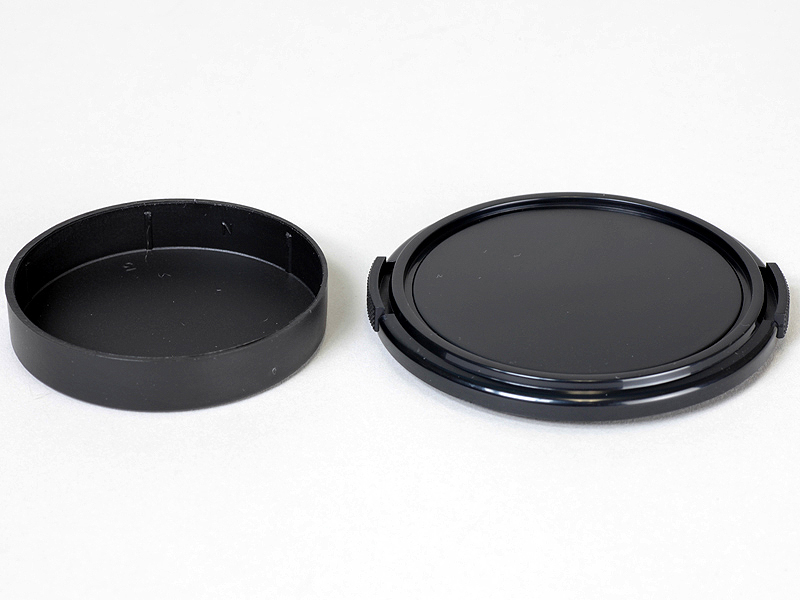 <b>ワイドコンバージョンレンズのキャップ。フロントキャップはスプリング式</b>