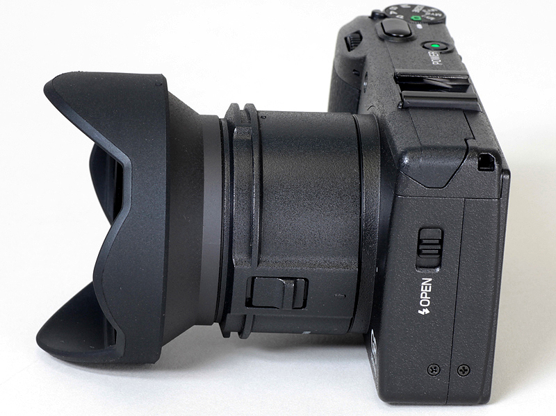 <b>アダプターを介してワイドコンバージョンレンズと専用フードを装着したところ</b>