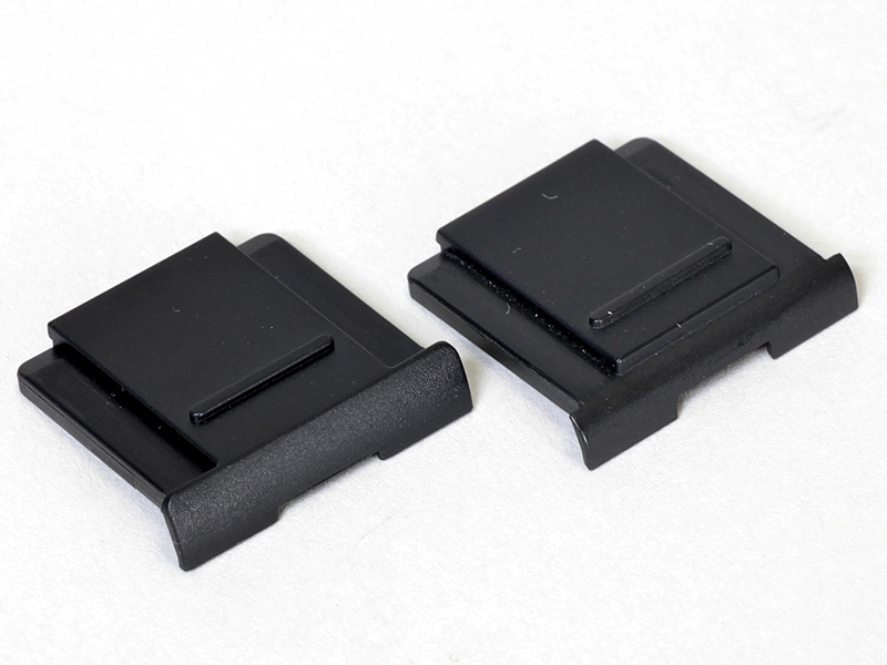 <b>ホットシューカバーは、GR DIGITAL III（右）とGR DIGITAL II（右）で形状が異なる。ただし、相互に付け替えてみたところ、問題なく装着できた</b>