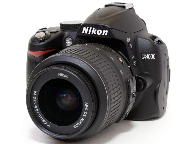 <b>AF-S DX NIKKOR 18-55mm F3.5-5.6 G VRを装着したD3000</b>