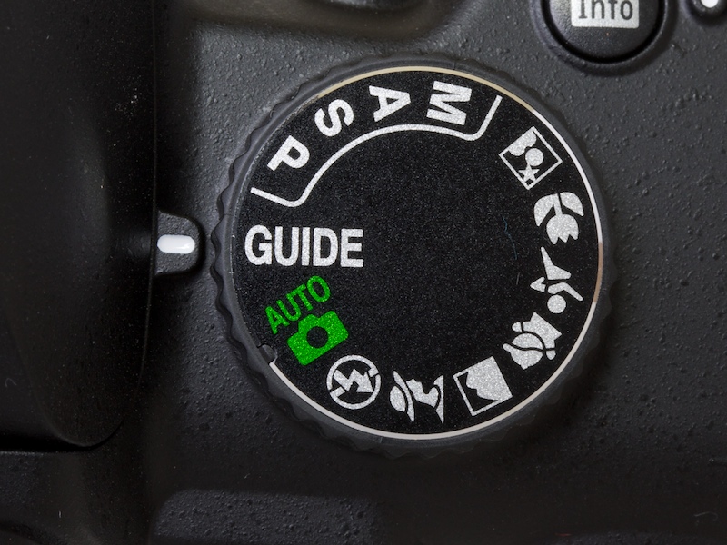 <b>新搭載の「ガイドモード」は、モードダイヤルから開始する</b>