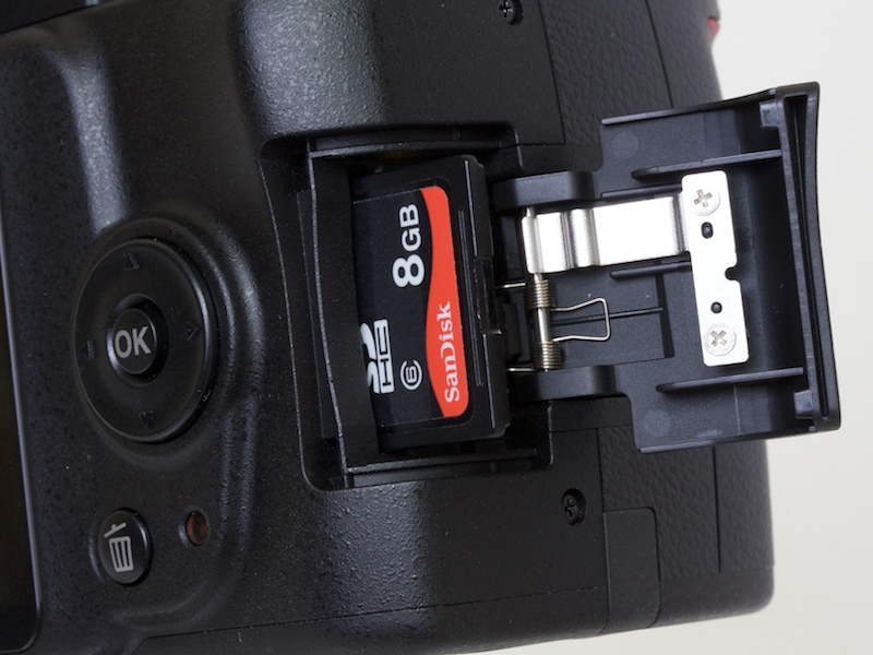 <b>SDHC/SDメモリーカードスロット</b>