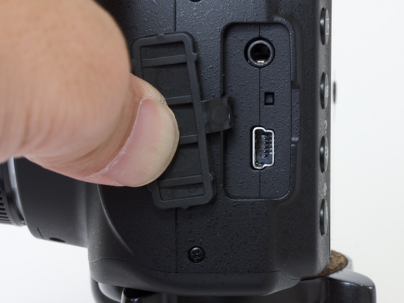 <b>上からビデオ出力とUSB端子</b>