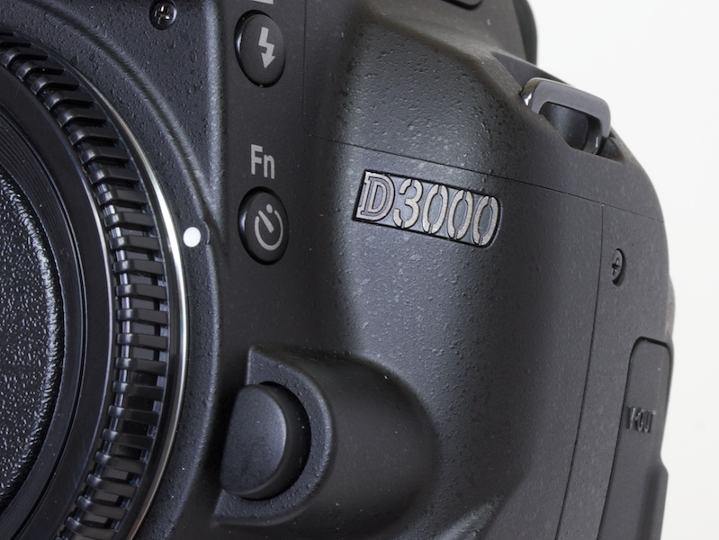 <b>D3000のエンブレム</b>