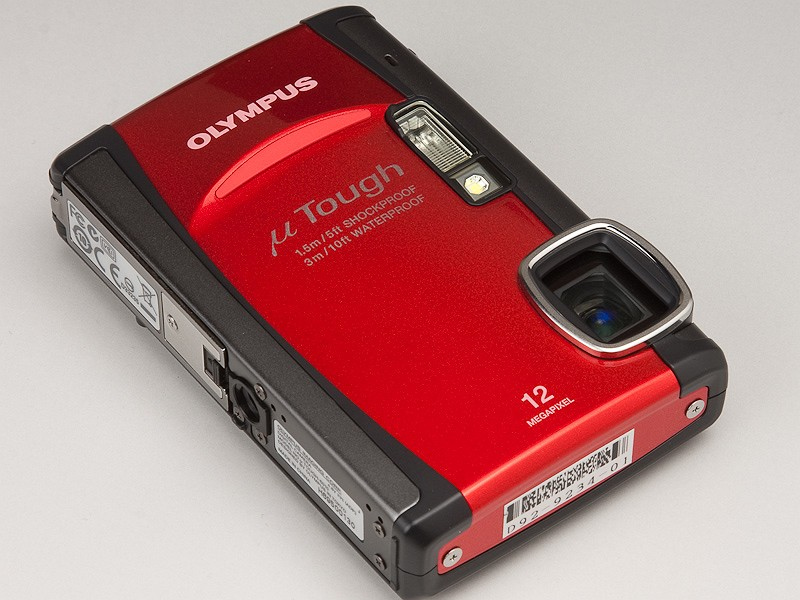 <b>起動するとレンズバリアが開く従来通りの方式。安心感があり、むき出しよりもいい。レンズスペックはこれまで通り。デザインもほぼ同一</b>