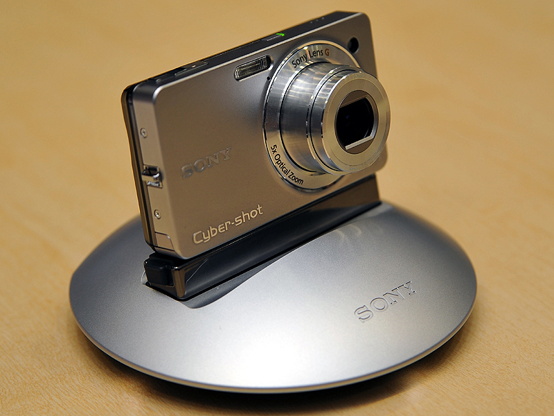 <b>同日発表の「サイバーショットDSC-WX1」をセットしたところ</b>